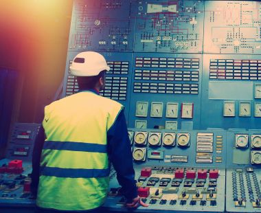 Operatör iş yerinde sistem kontrol odasında