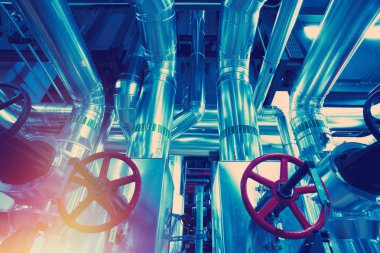 donanımları, kablolar ve borular modern Endüstr içinde bulunan