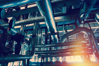 donanımları, kablolar ve borular modern Endüstr içinde bulunan