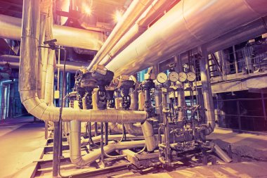 donanımları, kablolar ve borular modern Endüstr içinde bulunan