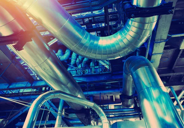 donanımları, kablolar ve borular modern Endüstr içinde bulunan