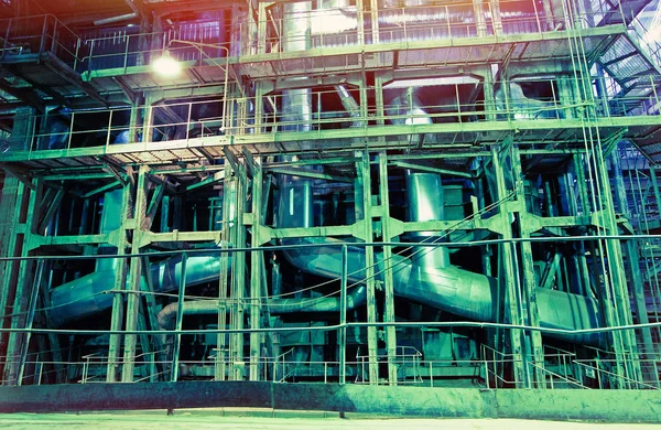 Industriområde, stål rörledningar, ventiler och kablar — Stockfoto