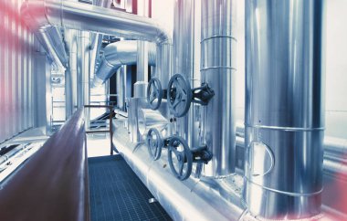 Sanayi bölgesi, çelik boru hatları, vanalar ve pompalar.