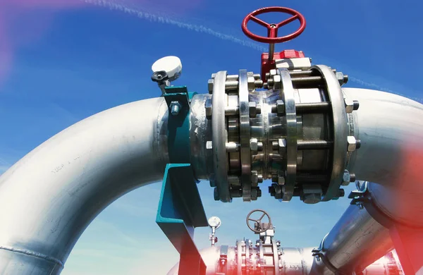 Industrial zone, Steel pipelines and valves against blue sky — Stock Photo, Image