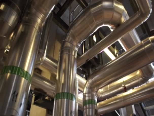 Equipos, cables y tuberías que se encuentran en el interior de una moderna central eléctrica industrial — Vídeo de stock