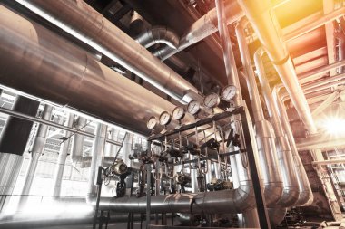 Endüstriyel enerji santralinde bulunan ekipman, kablolar ve borular.