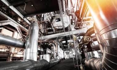 bir enerji santralinde farklı boyutlarda ve şekilli borular ve vanalar 