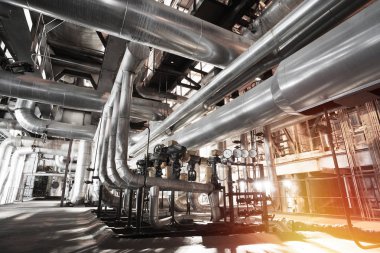 bir enerji santralinde farklı boyutlarda ve şekilli borular ve vanalar 