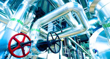 bir enerji santralinde farklı boyutlarda ve şekilli borular ve vanalar 