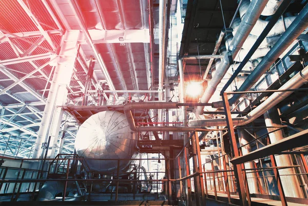 Промышленная зона, стальные трубопроводы и оборудование — стоковое фото