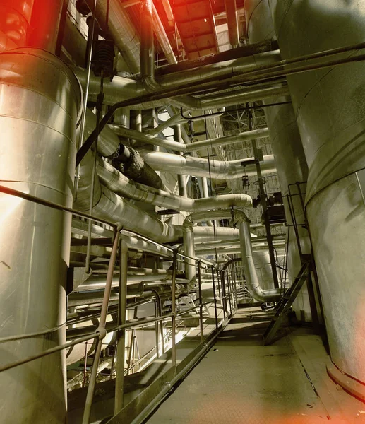 Equipos, cables y tuberías que se encuentran en el interior de una central eléctrica industrial —  Fotos de Stock