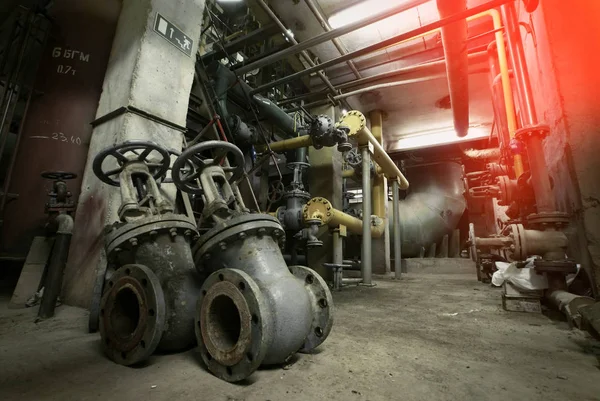 Zona industrial, tuberías de acero, válvulas y cables — Foto de Stock
