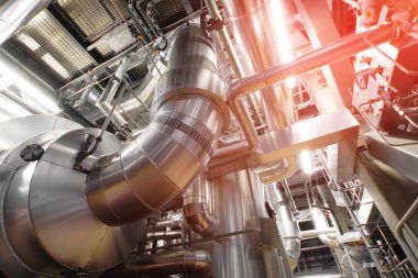 Sanayi bölgesi, çelik boru hatları, vanalar ve pompalar.