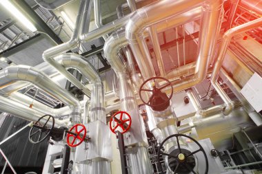 Sanayi bölgesi, çelik boru hatları, vanalar ve pompalar.