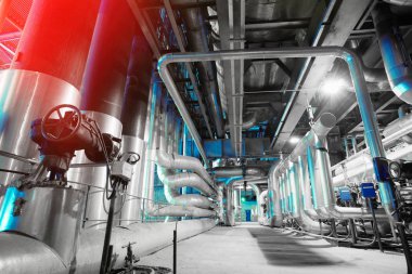 Endüstriyel enerji santralinde bulunan ekipman, kablolar ve borular.