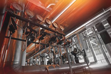 donanımları, kablolar ve borular modern Endüstr içinde bulunan