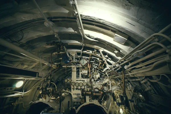 Vista detallada de válvulas y tuberías en submarino antiguo — Foto de Stock