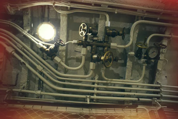 Detailní pohled na armatury a potrubí ve staré ponorky — Stock fotografie