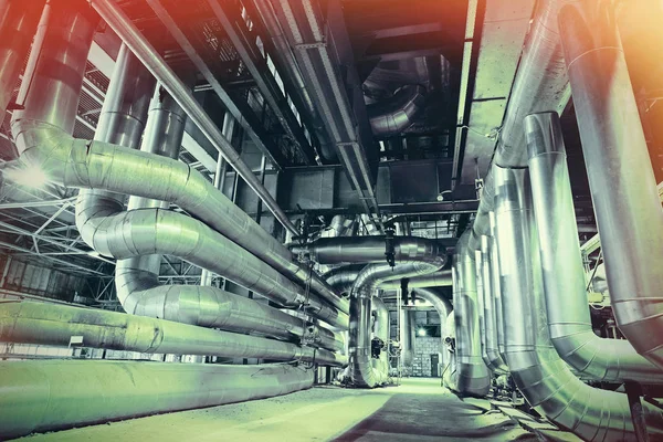 Différentes tailles et formes de tuyaux et de vannes dans une centrale électrique — Photo