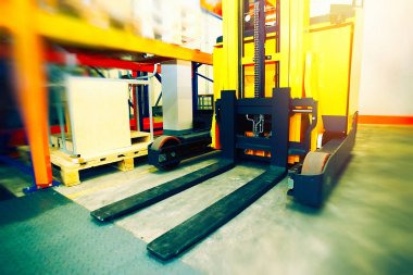 Raflar, raflar ve forklift mevsimlik Paletler dağıtım ile 