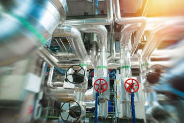 Endüstriyel fabrika. Çeşitli mekanizmaları ve metal borular. Tonda im