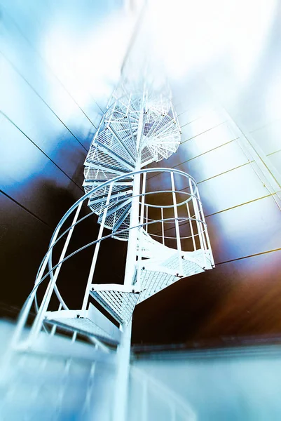 Zona industrial, Escaleras de acero en tonos azules. imagen tonificada. Moción —  Fotos de Stock