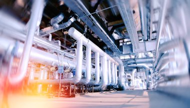 Endüstriyel fabrika. Çeşitli mekanizmaları ve metal borular. Tonda im