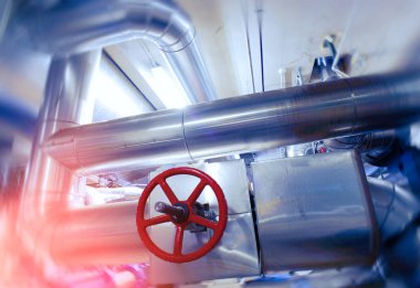 Endüstriyel fabrika. Çeşitli mekanizmaları ve metal borular. Tonda im