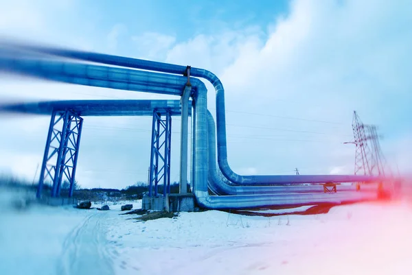 Ipari zóna, acél csővezetékek és szelepek ellen, blue sky. a — Stock Fotó
