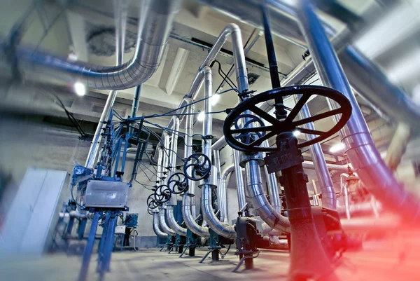 Equipamentos, cabos e tubulações encontrados dentro de uma indústria modernar — Fotografia de Stock