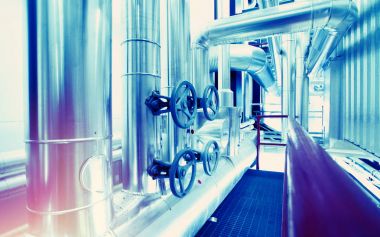 Sanayi bölgesi, çelik boru hatları, vanalar ve pompalar.