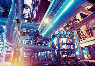 Sanayi bölgesi, mavi tonlu çelik boru hatları.  