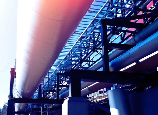 Průmyslová zóna, ocelové potrubí a ventily proti modré obloze — Stock fotografie