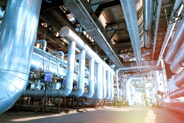Equipos, cables y tuberías que se encuentran en el interior de una moderna central eléctrica industrial — Foto de Stock