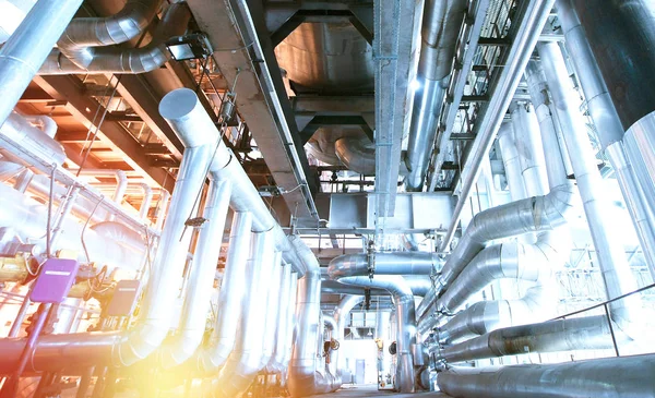 Zona industrial, tuberías de acero y cables en tonos azules — Foto de Stock