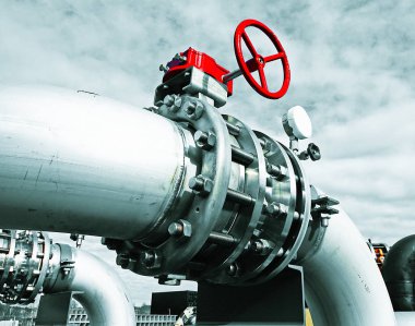 Mavi gökyüzüne karşı sanayi bölgesi, çelik boru hatları ve vanalar