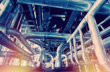 Sanayi bölgesi, çelik boru hatları, vanalar ve pompalar.