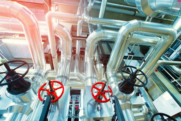 Sanayi bölgesi, çelik boru hatları, vanalar ve pompalar.