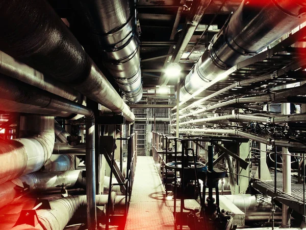 Sanayi bölgesi, çelik boru hatları ve kablolar