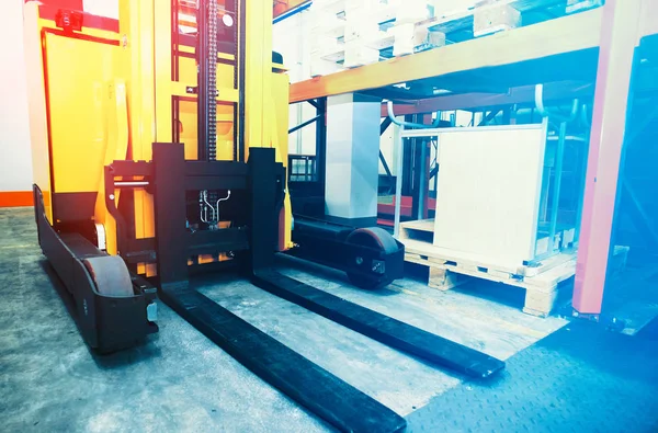 Raflar, raflar ve forklift paletleri dağıtım wareho ile