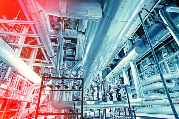 Sanayi Bölgesi, çelik boru hatları, vanalar, kabloları ve yürüyüş yolları