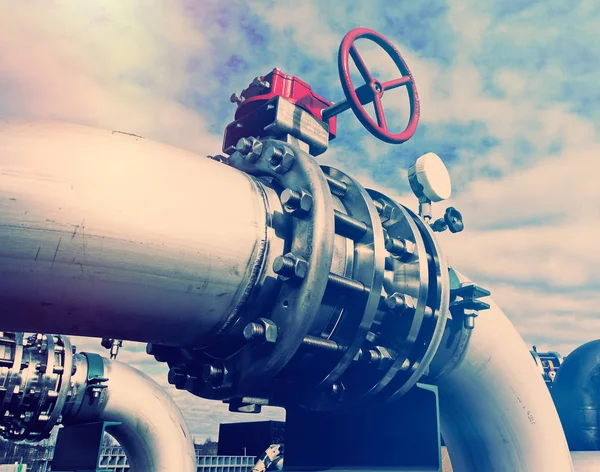 Mavi gökyüzüne karşı sanayi bölgesi, çelik boru hatları ve vanalar