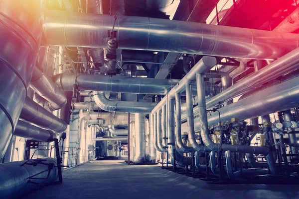 donanımları, kablolar ve borular modern Endüstr içinde bulunan