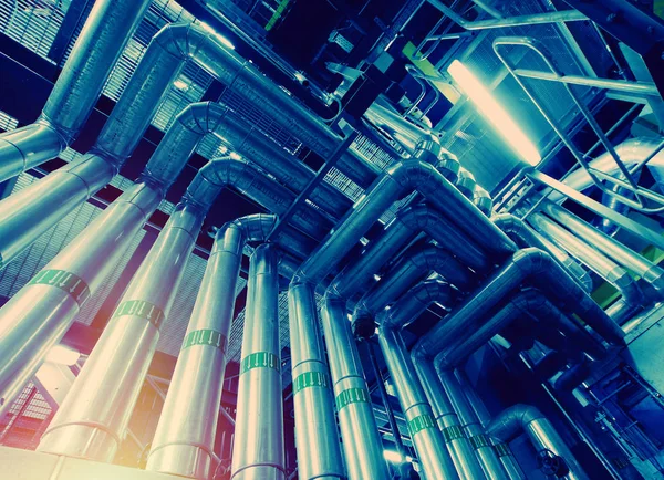 Sanayi bölgesi, çelik boru hatları ve kablolar