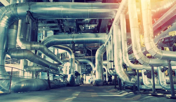 Sanayi bölgesi, çelik boru hatları ve kablolar