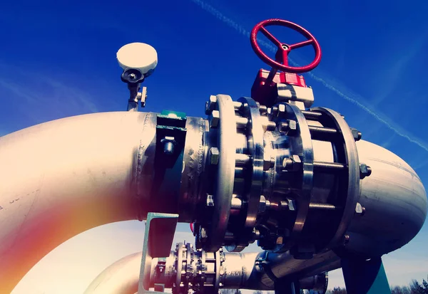 Industrial zone, Steel pipelines and valves against blue sky — Stock Photo, Image