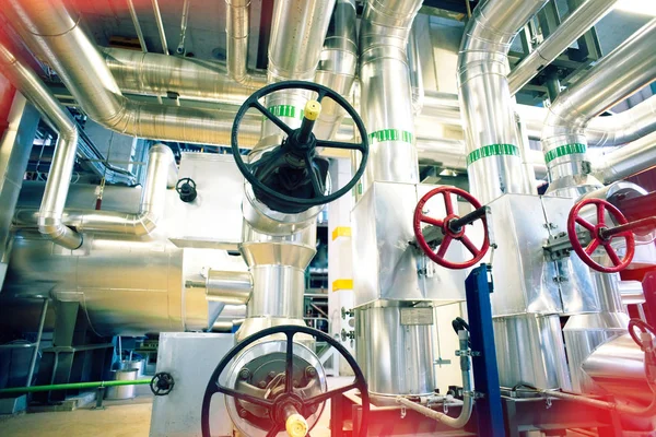 donanımları, kablolar ve borular modern Endüstr içinde bulunan