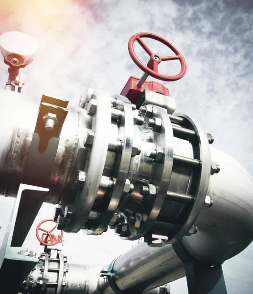 Mavi gökyüzüne karşı sanayi bölgesi, çelik boru hatları ve vanalar