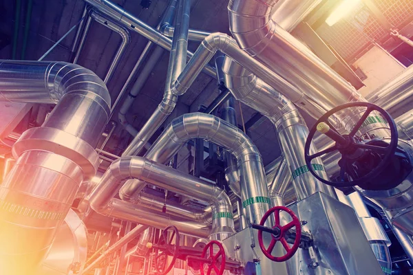 donanımları, kablolar ve borular modern Endüstr içinde bulunan