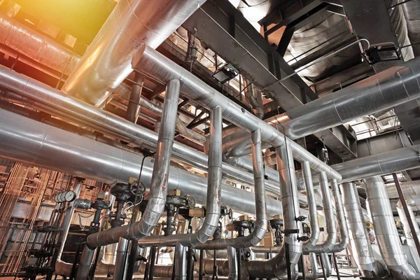 donanımları, kablolar ve borular modern Endüstr içinde bulunan